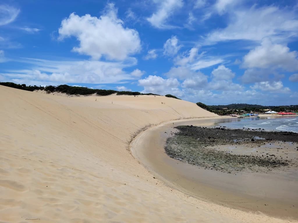 Dunas douradas e lagoa azul em Genipabu