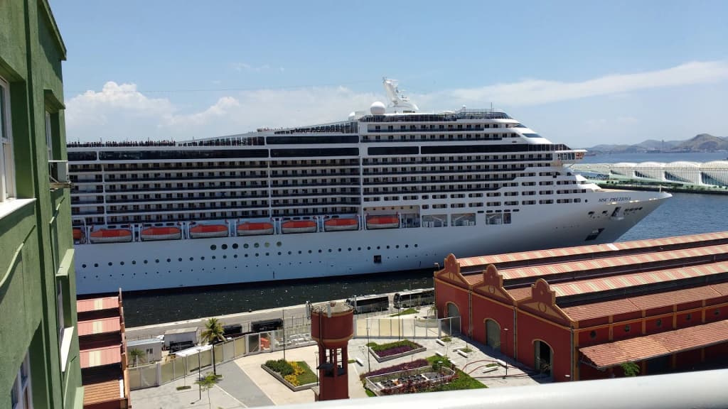 Safari Pool no MSC Grandiosa, coberta e cheia de energia