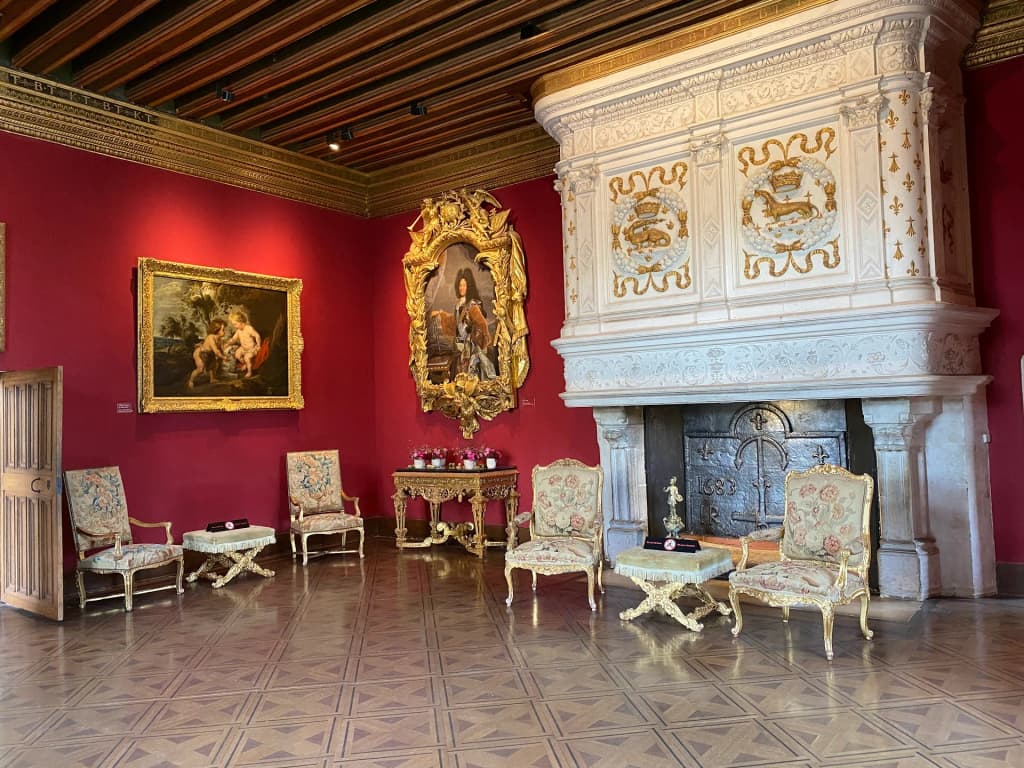 Château de Chenonceau at sunset, glowing over the river