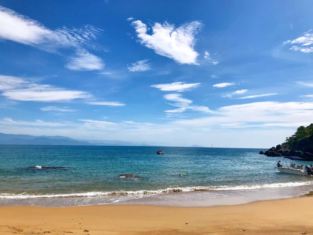 Praia do Jabaquara, Ilhabela - morros verdes e baía calma
