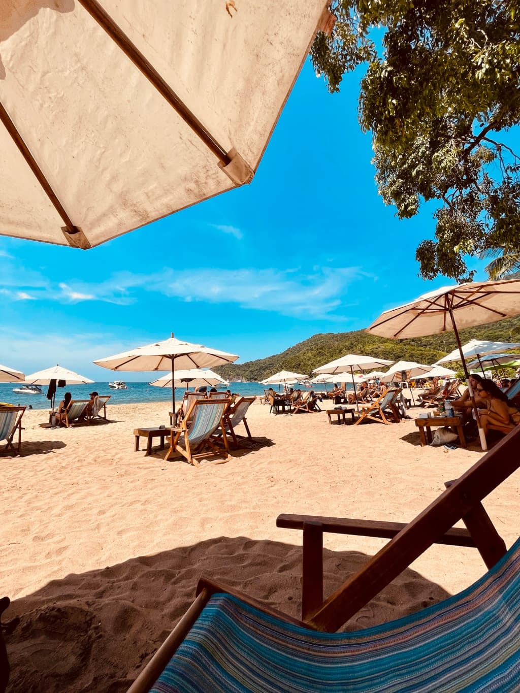 Praia do Jabaquara, Ilhabela - manhã tranquila, areia vazia