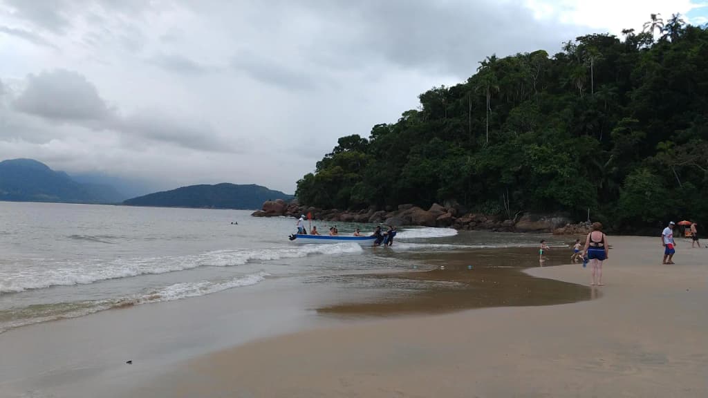 Vista desde el sendero entre Praia da Almada y Praia do Engenho, con colinas verdes y agua turquesa