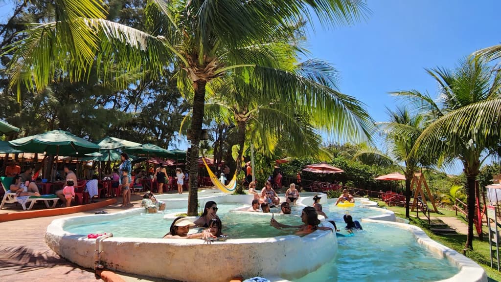 Acantilados y aguas turquesas en Playa de Pipa