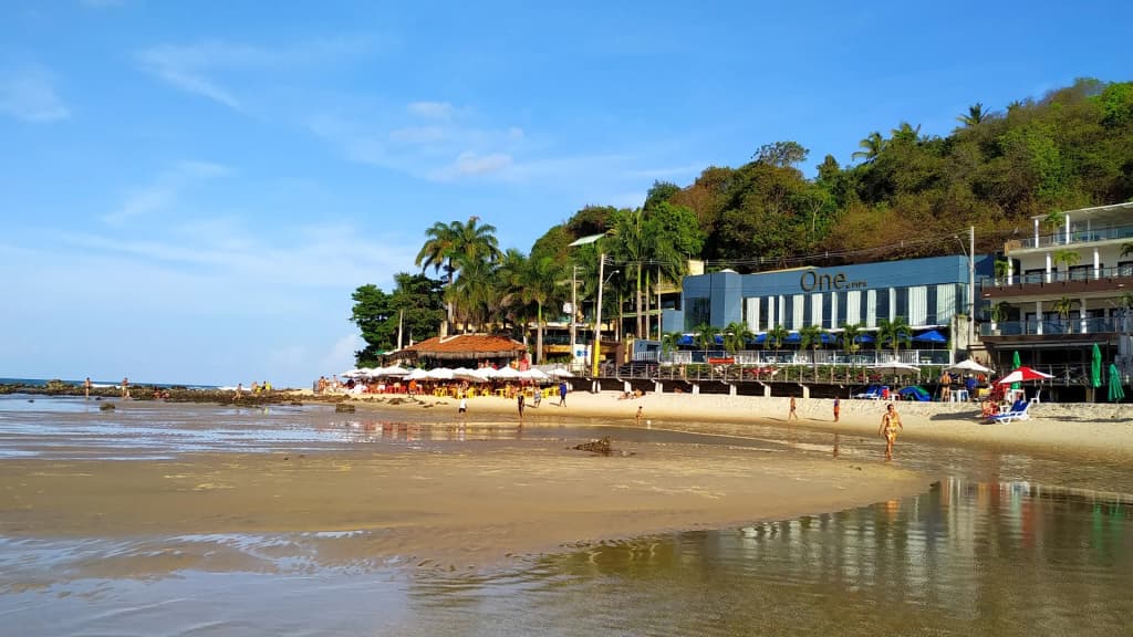 Surfistas y barcos de pesca en Bahia Formosa