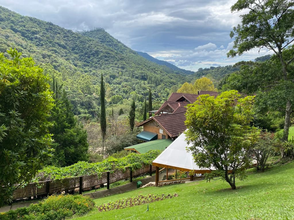 Jardim dos Pinhais Ecco Parque, vista panorâmica dos jardins e montanhas