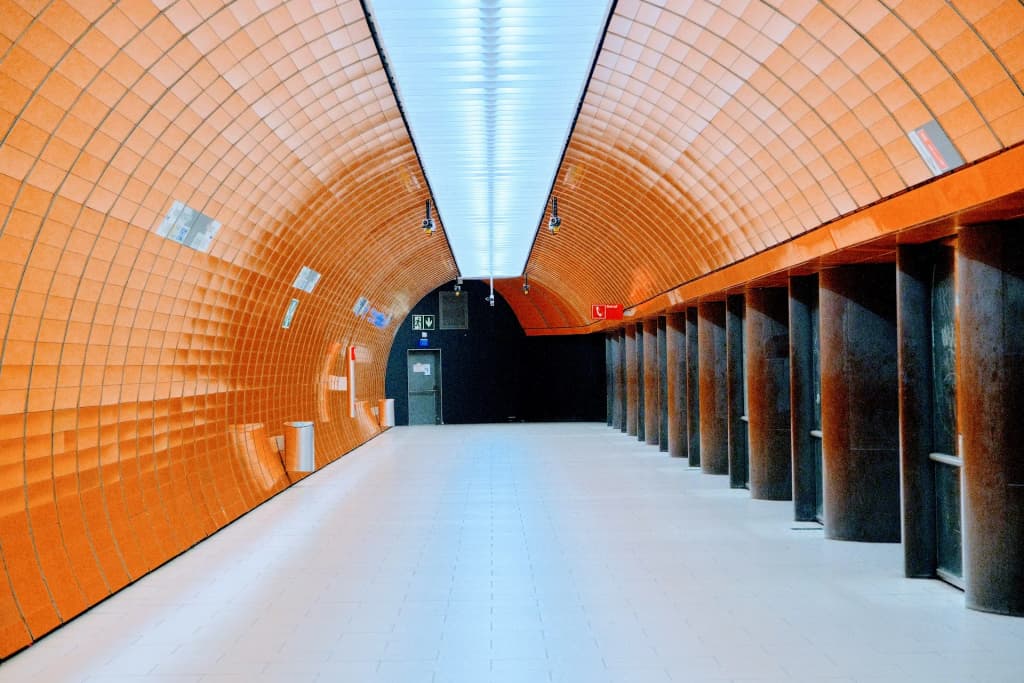 Surfistas en la ola del Eisbach en el Jardín Inglés, nieve en la orilla