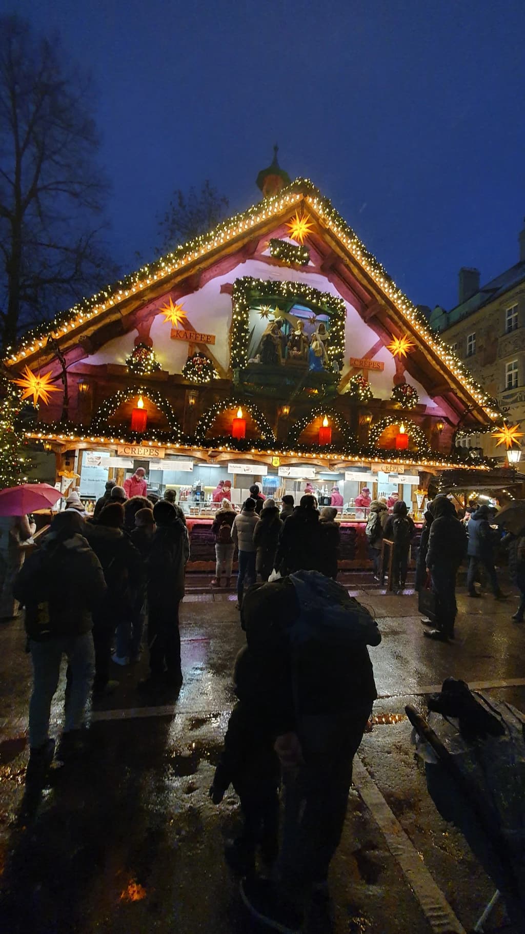 Exterior de la Munich Residenz en invierno, luz dorada