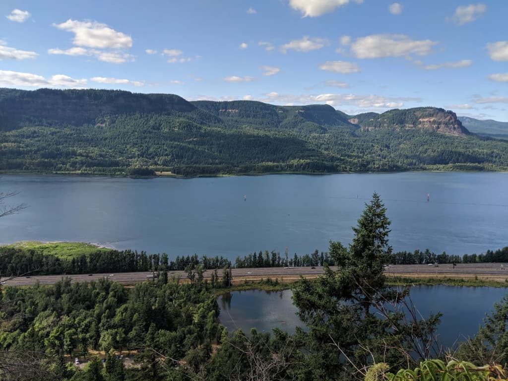 Nascer do sol sobre o horizonte da cidade, sinal de uma noite bem vivida