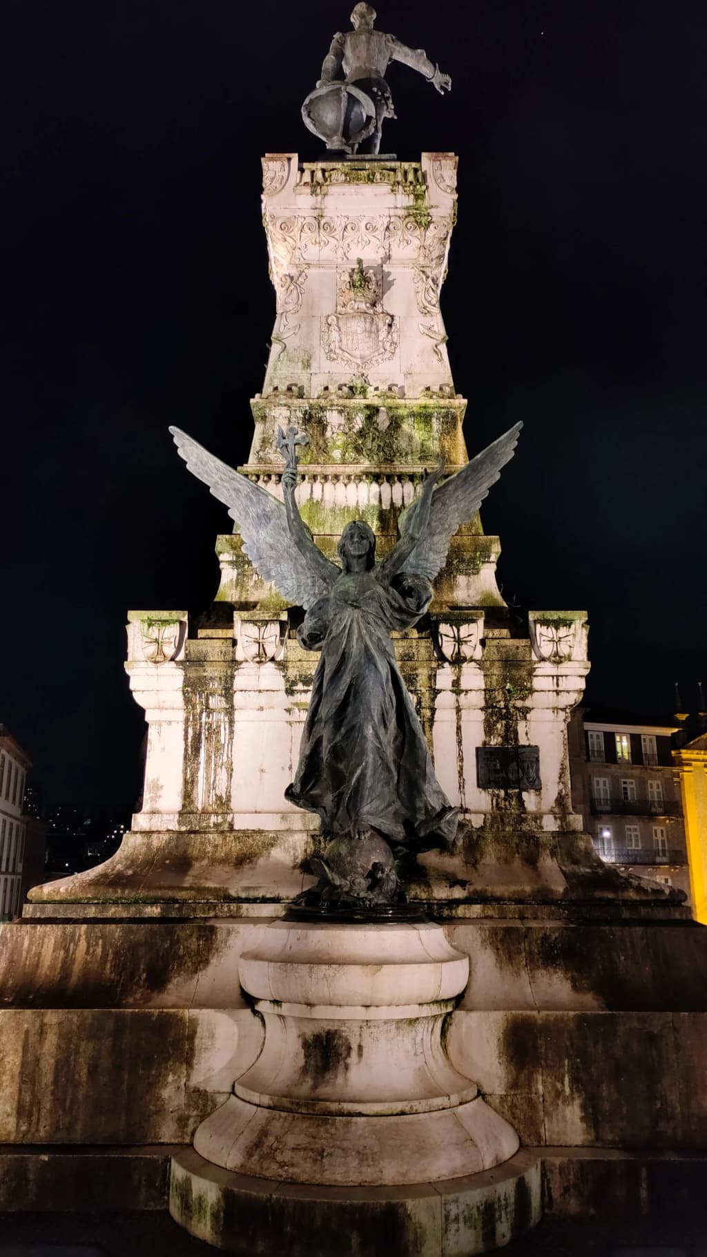 Dom Luís I Bridge and Gaia’s port wine cellars at dusk