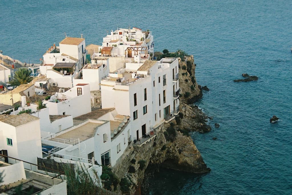 Boutique boho com jaquetas coloridas, chapéus e acessórios em Dalt Vila