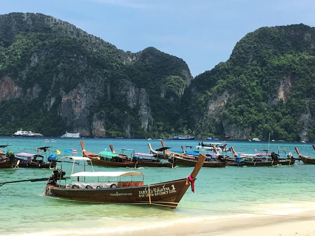 Vista épica desde el mirador de Phi Phi, con playas gemelas