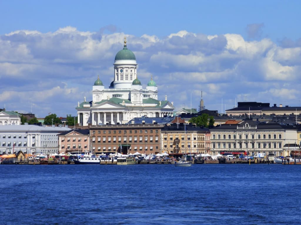 La Catedral de Helsinki iluminada al atardecer invernal