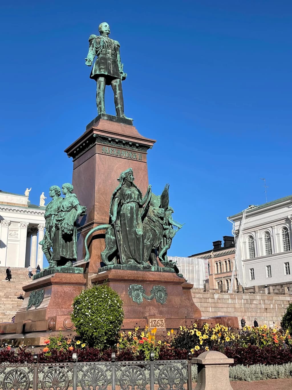 Mercado navideño de Helsinki de noche, luces y puestos