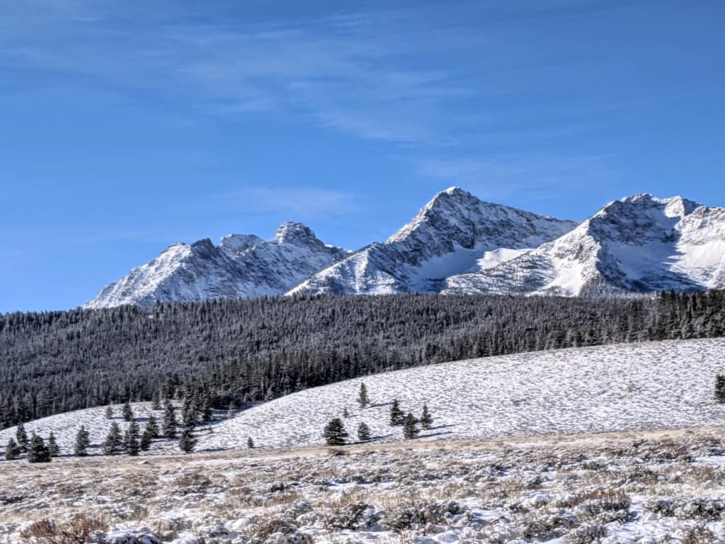 Sawtooth Range refletida em um lago alpino