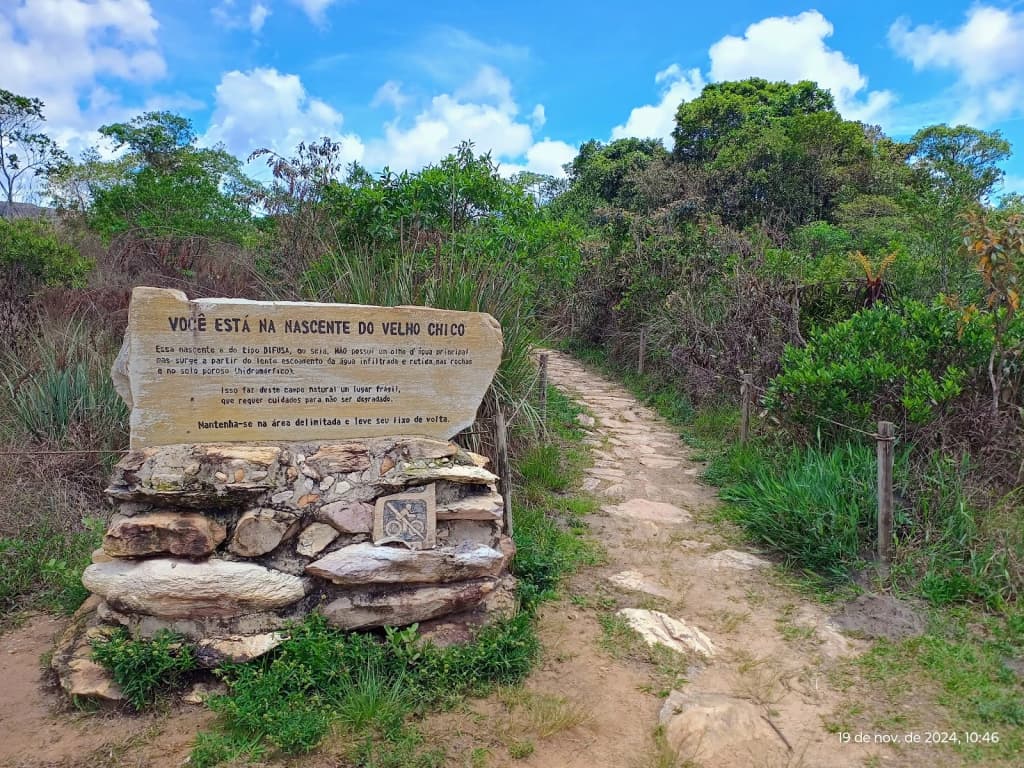 Turquoise pool and lush cliffs in Delfinópolis