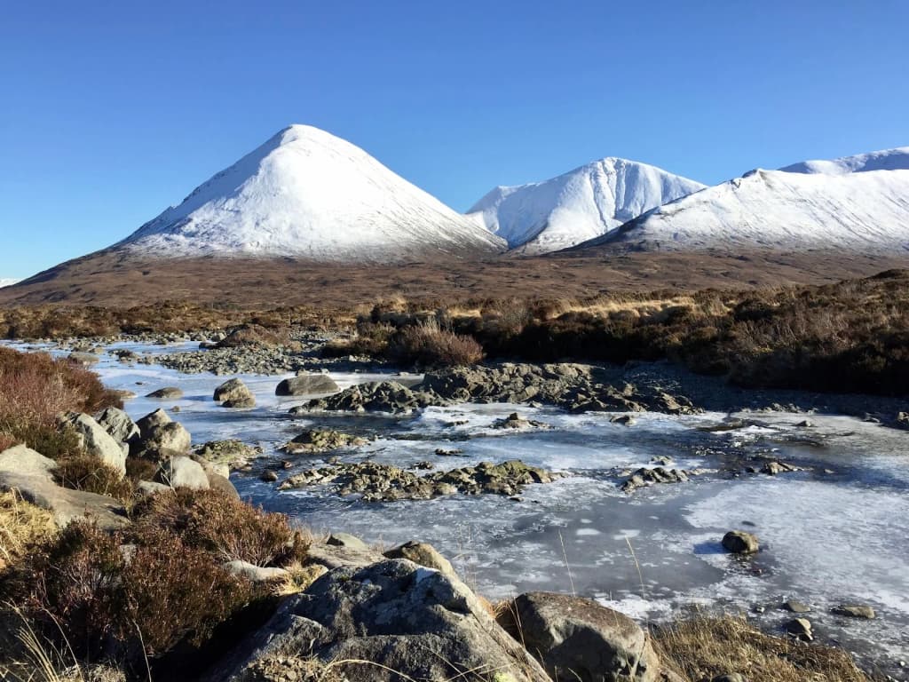 Penhascos recortados e mar agitado na Ilha de Skye