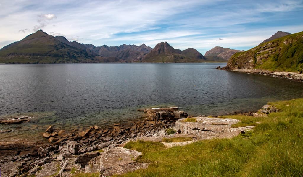 Skyline de Edimburgo visto do Arthur’s Seat, cidade e mar