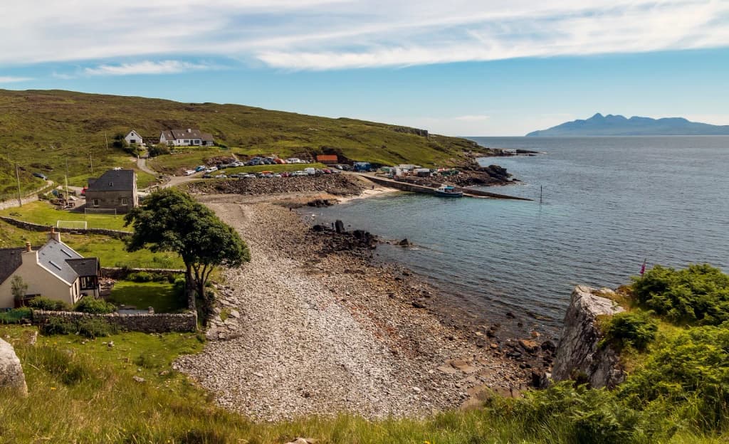 Litoral selvagem e ondas quebrando, Pembrokeshire