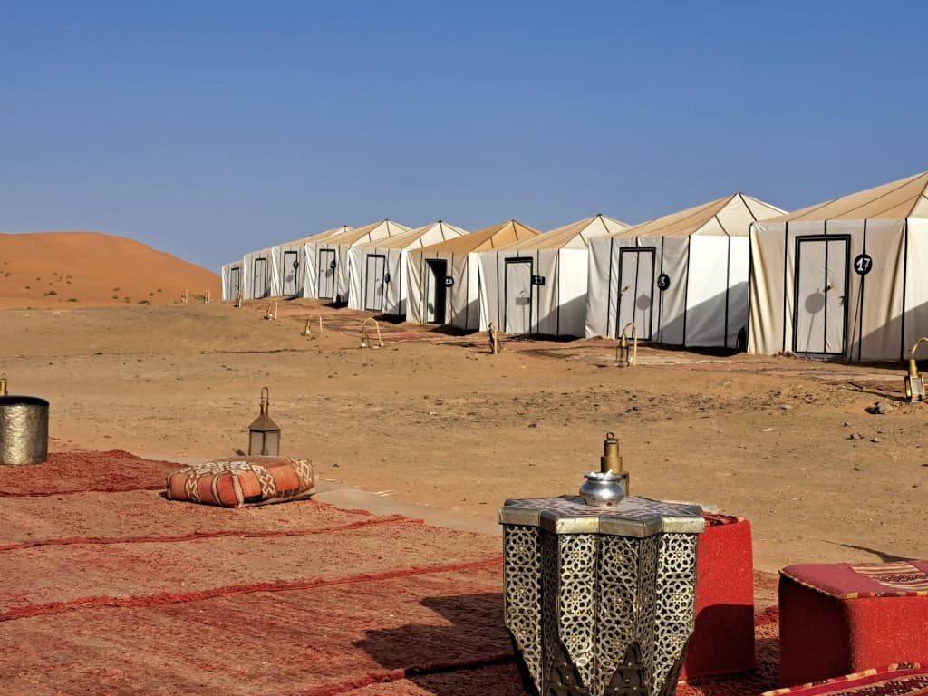Acampamento nômade berbere no Saara perto de Erg Chebbi