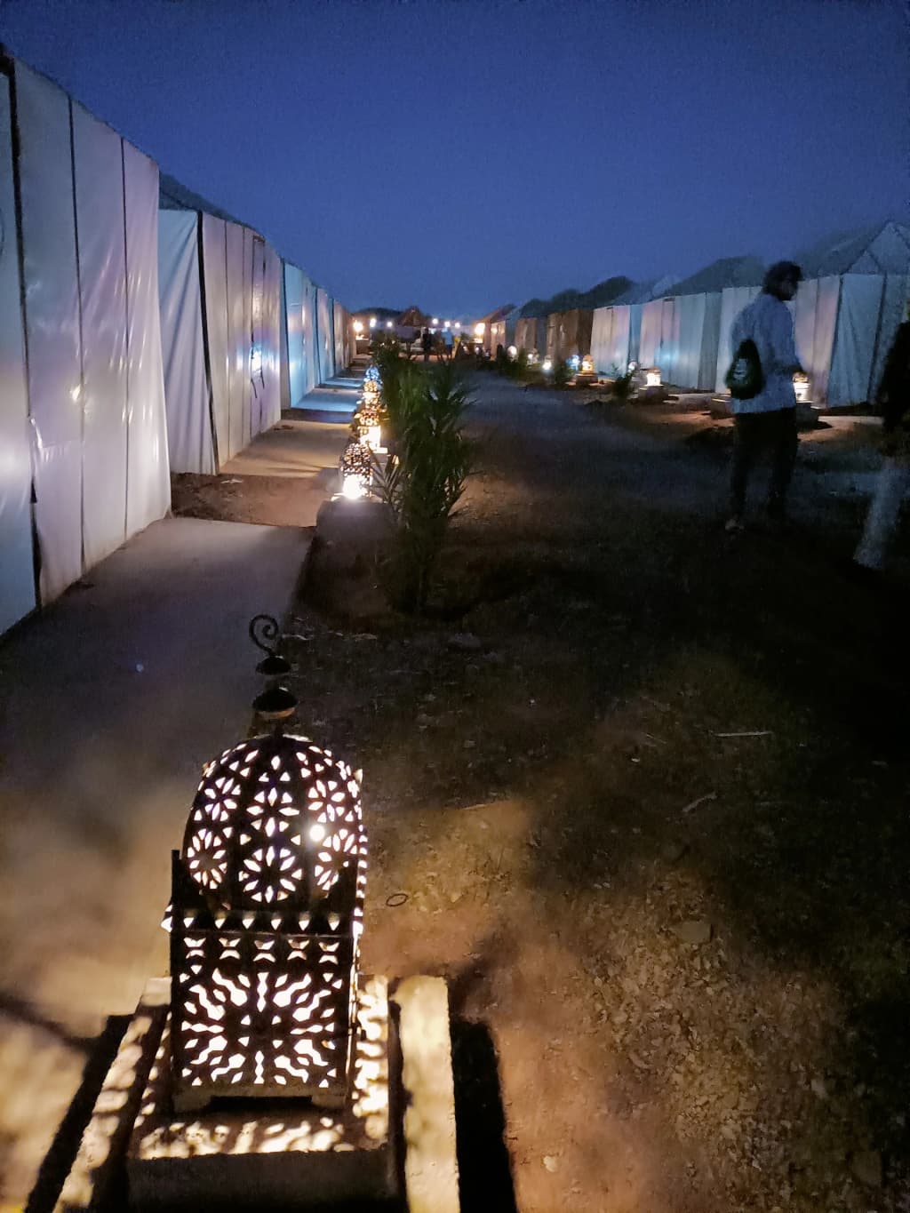 Músicos berberes se apresentando em uma vila no deserto perto de Erg Chebbi