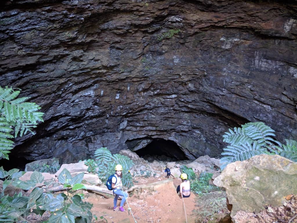 Vista desde dentro del Buraco das Andorinhas, con agua azul y luz entrando