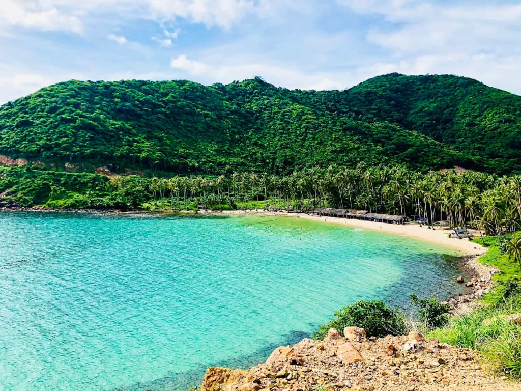 Mesa preparada para una cena de seis tiempos con langosta y steak con oro en la cubierta
