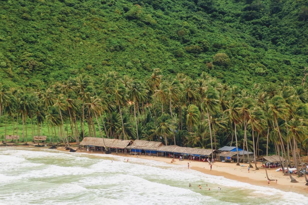 Suite de spa con vistas panorámicas a las tranquilas aguas de Halong Bay
