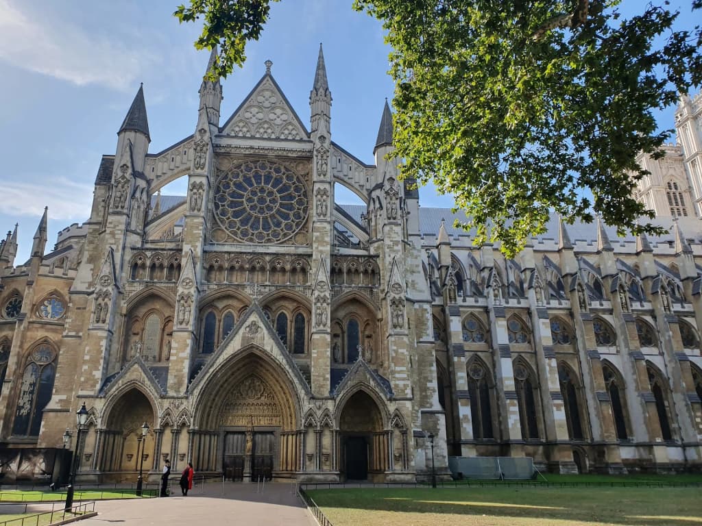 Cabines telefônicas vermelhas com o Big Ben ao fundo