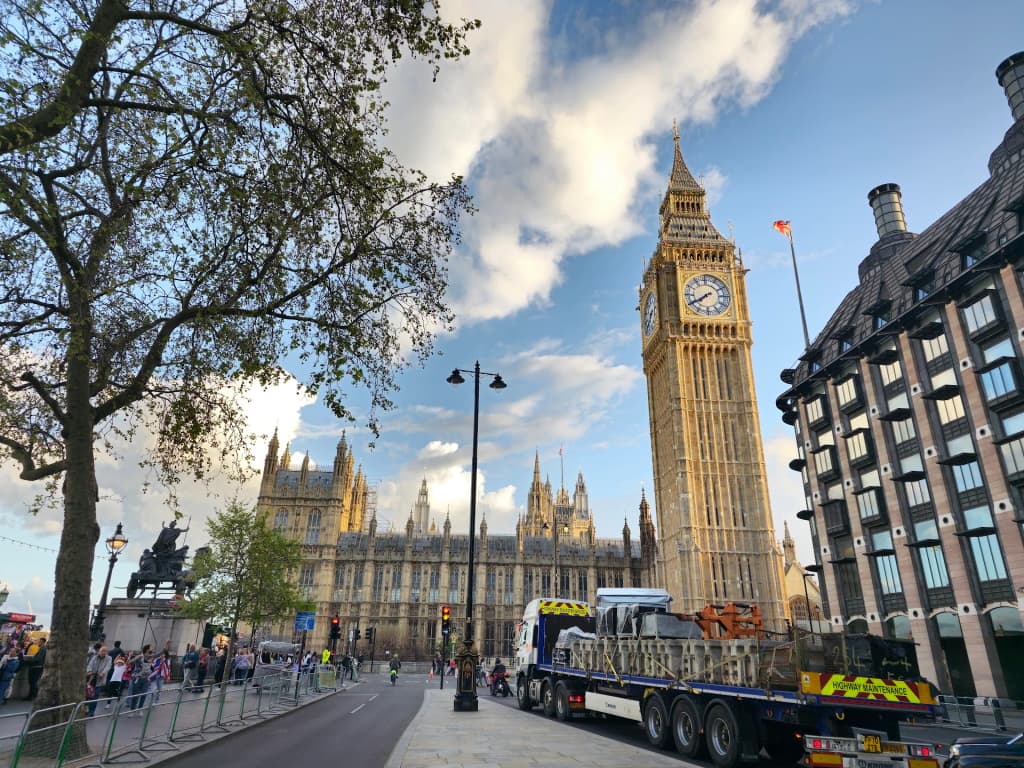 Tower Bridge com o skyline da City de Londres ao fundo