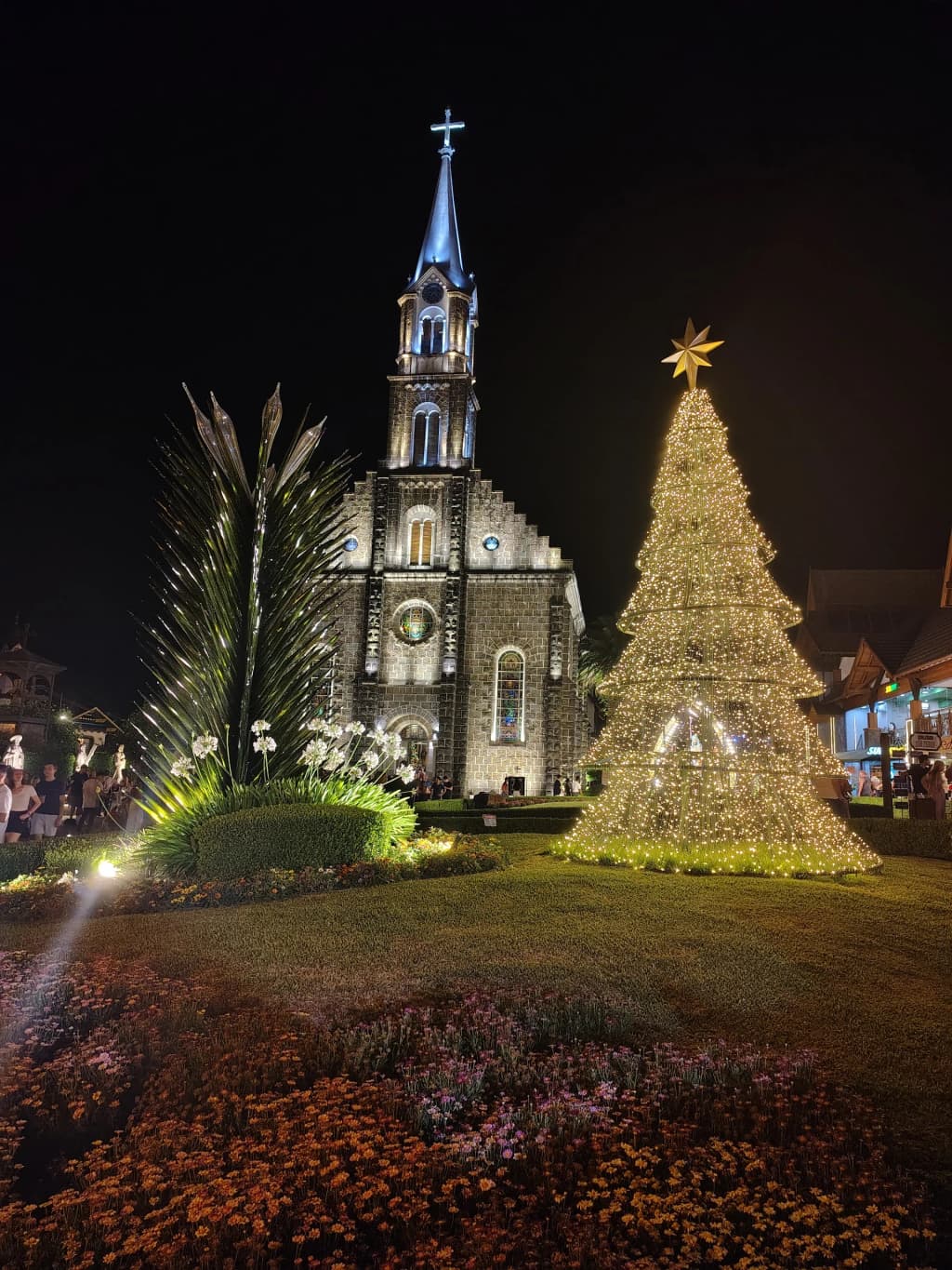 Rua Coberta in Gramado, bustling with life