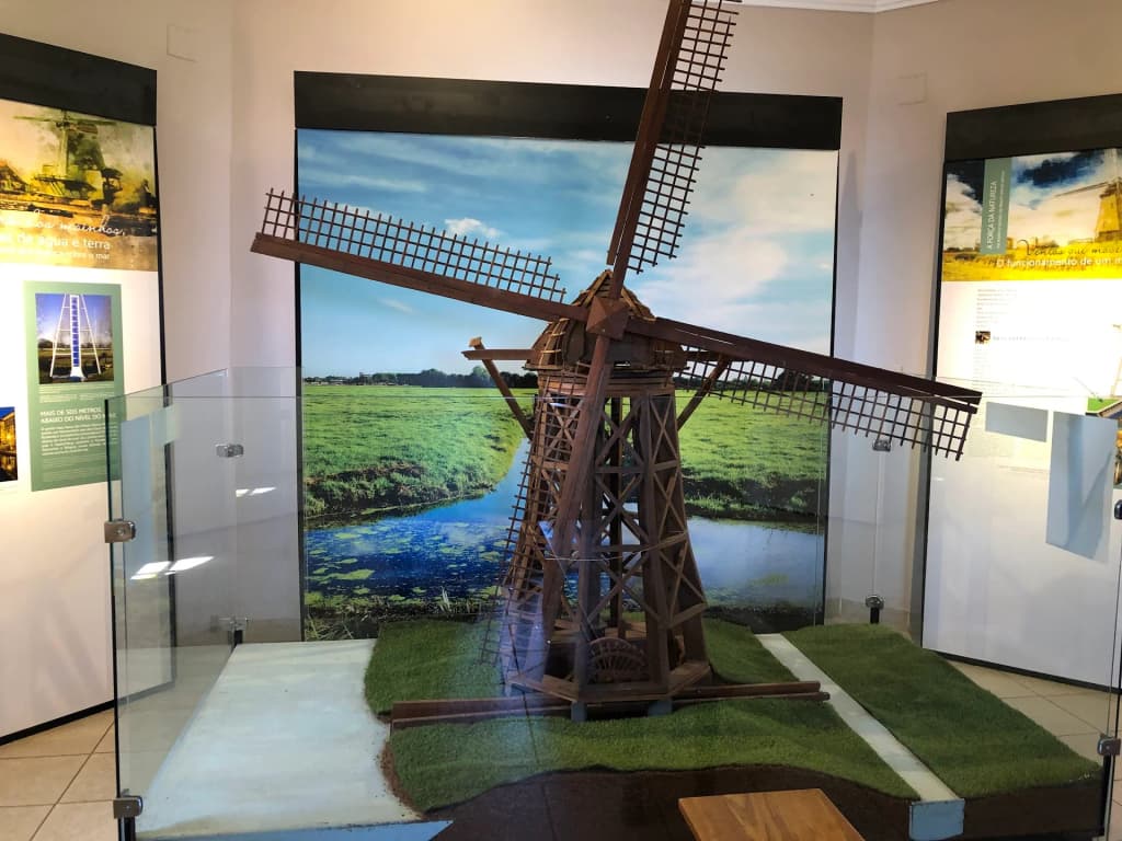 Deck of Love in Holambra at night, with padlocks and glowing lights