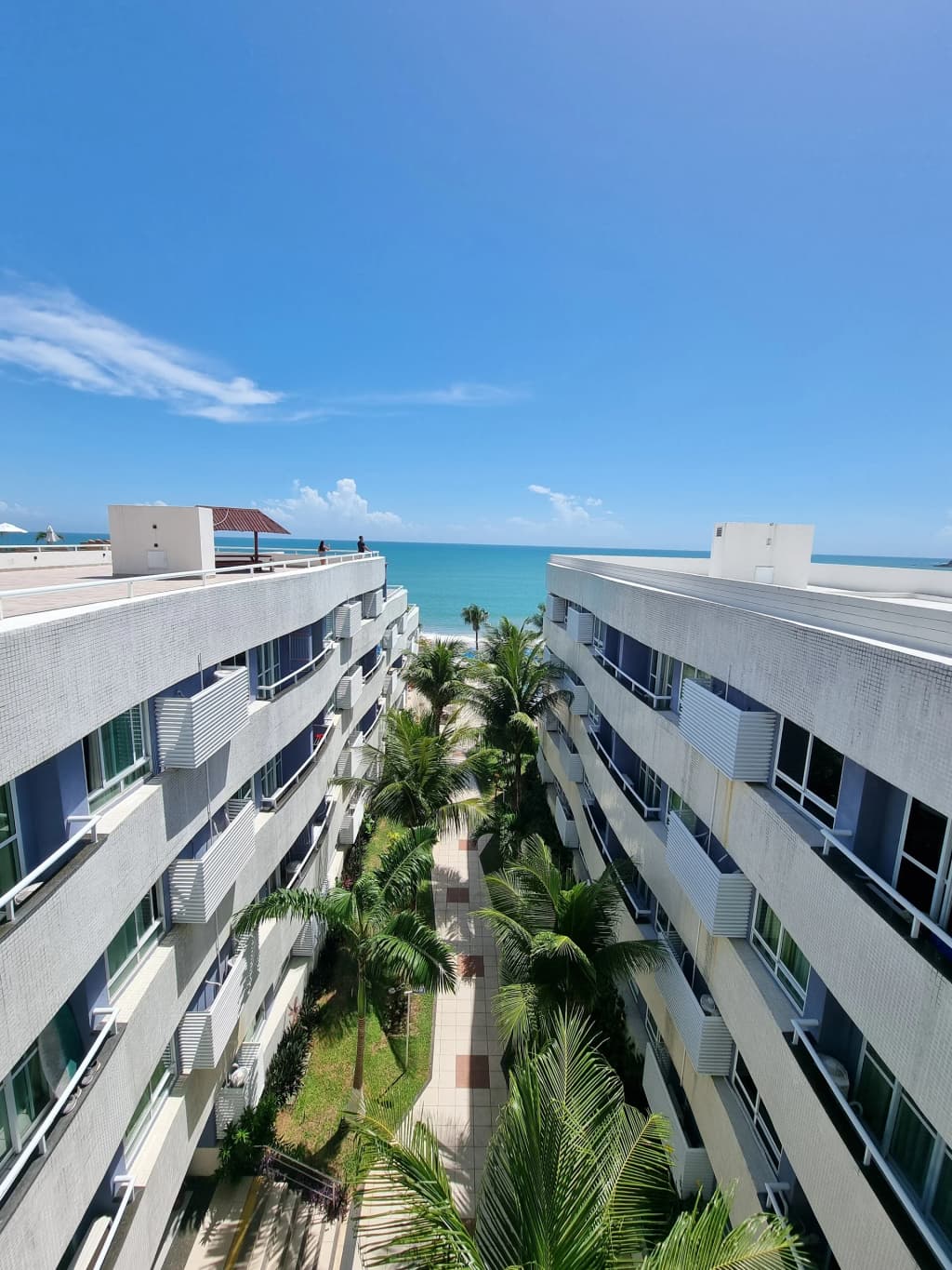 Tiendas y restaurantes coloridos en Pipa, Brasil