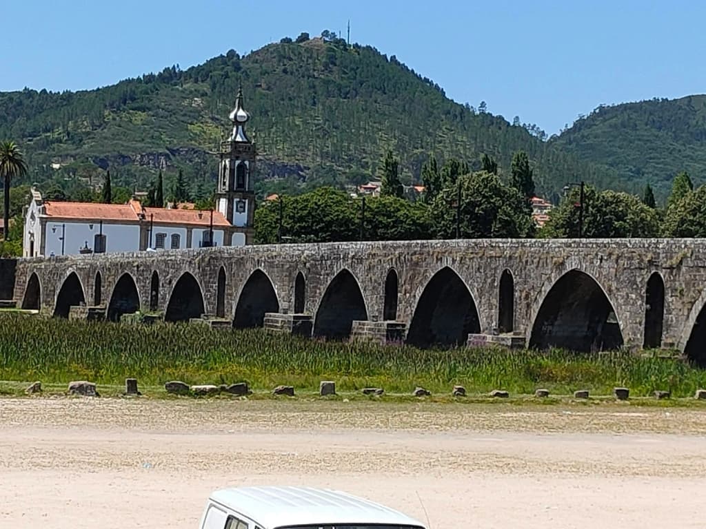 Ruelas de pedra e casas floridas em Ponte de Lima