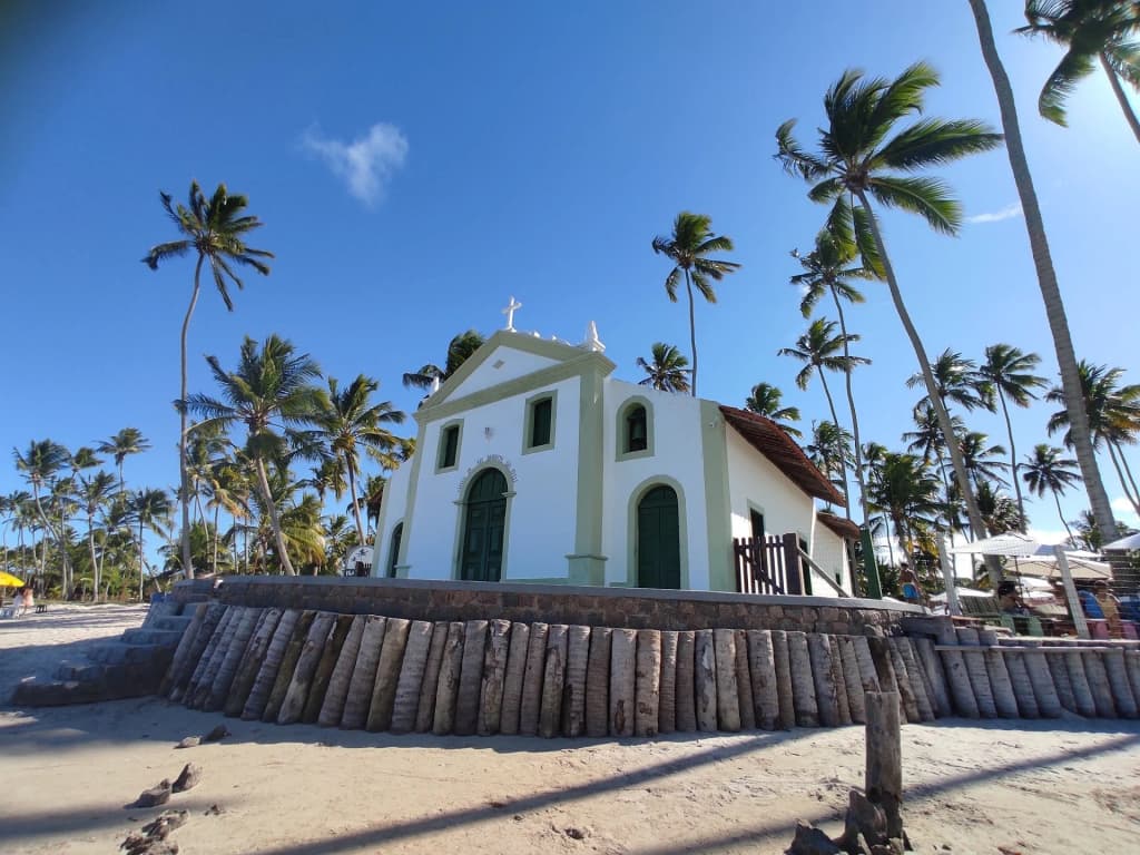 Vista da varanda para a piscina em um flat na Praia dos Carneiros