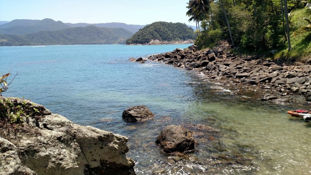 Praia dos Anjos – arena negra, rocas salvajes y pozas secretas