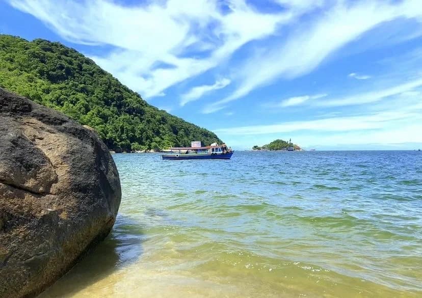 Caiaques alinhados na Praia do Sangava, prontos para a aventura