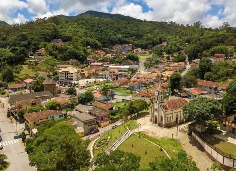 Boulevard Araucária, Santo Antônio do Pinhal, with artisan shops and mountain mist