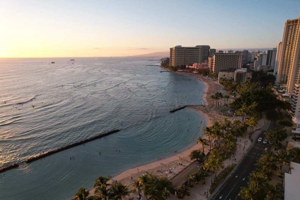 Waikiki Beach con el cráter Diamond Head al fondo