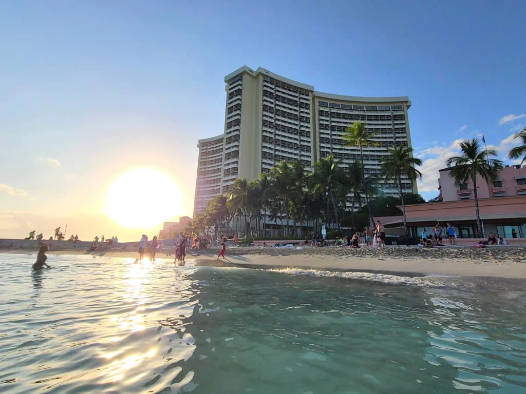 Kualoa Ranch, montañas con niebla y valle exuberante