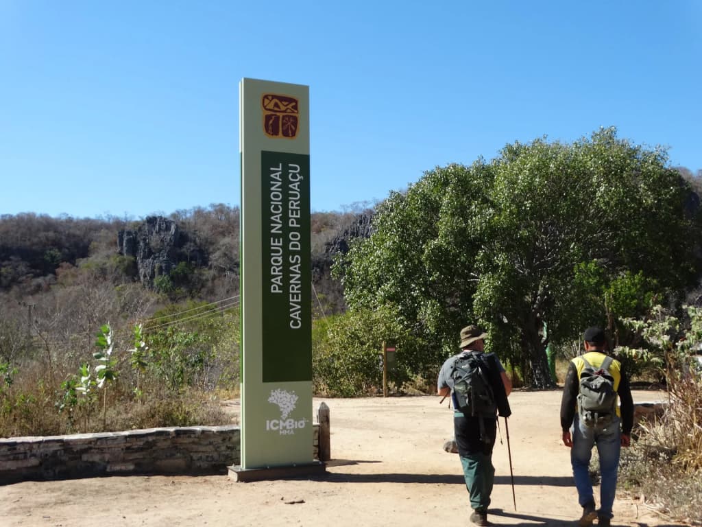 O arco colossal da Gruta do Janelão, trilheiros minúsculos abaixo
