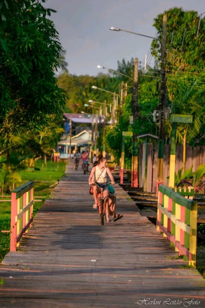 Locales paseando en bicitaxis y bicis por calles elevadas