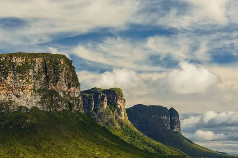 Cascada impresionante cayendo en un cañón verde en Chapada Diamantina