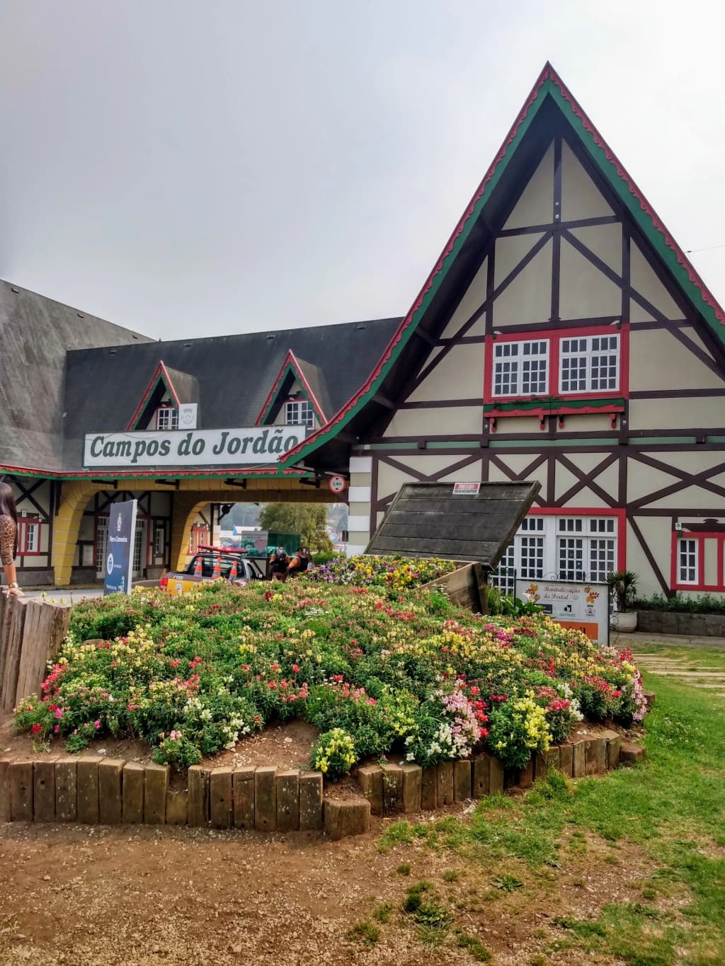 Portal de Campos do Jordão with European-style architecture