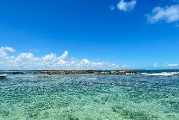 Barracas y sombrillas en la arena, Ilha de Santo Aleixo