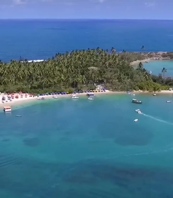Atardecer dorado en Praia da Ferradura, Ilha de Santo Aleixo