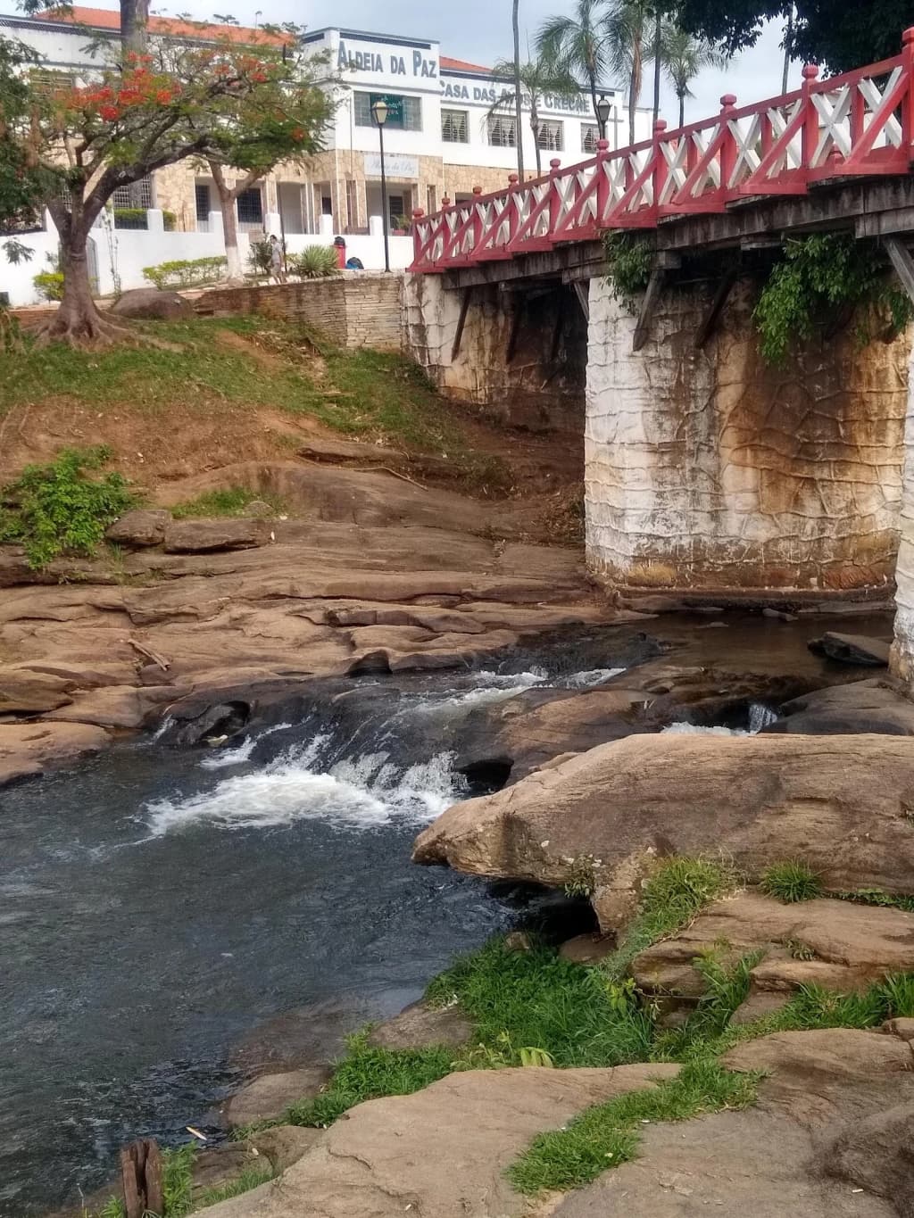 Formações rochosas dramáticas e morros verdes em Pirenópolis