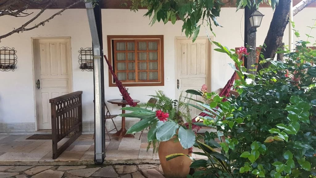 Trilheiros descansando ao lado de um poço esmeralda cercado por pedras