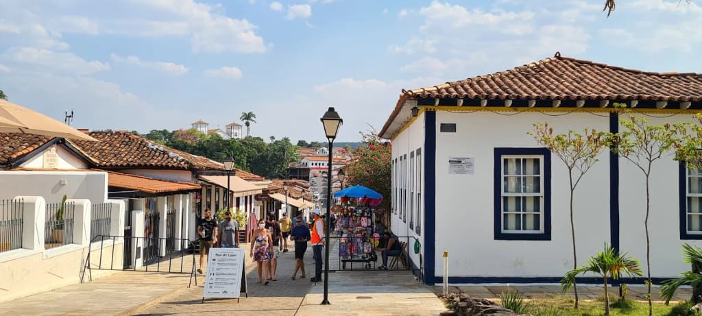 Cachoeira poderosa caindo em poço verde, cercada por paredões