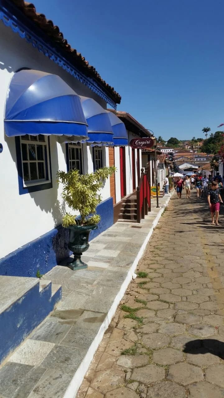 Vista aérea de uma grande cachoeira e piscina natural no Salto Corumbá