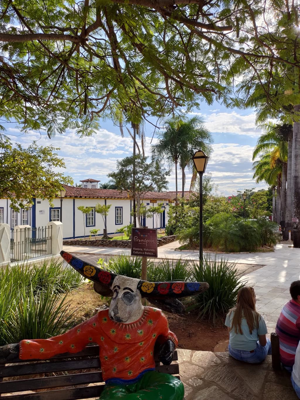Rua colonial de Pirenópolis iluminada por lanternas à noite